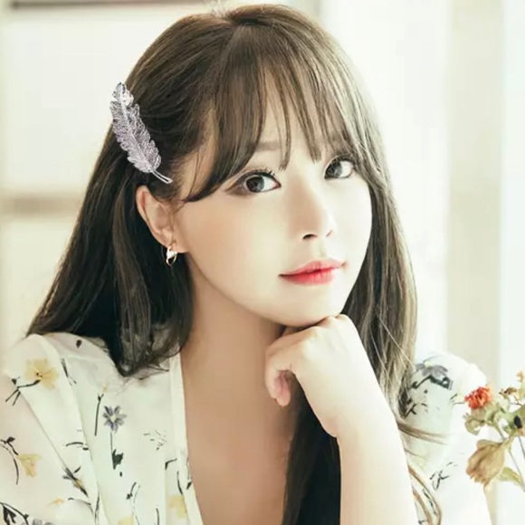 3/$30 Silver Feather Hair Clip - Picture 2 of 6